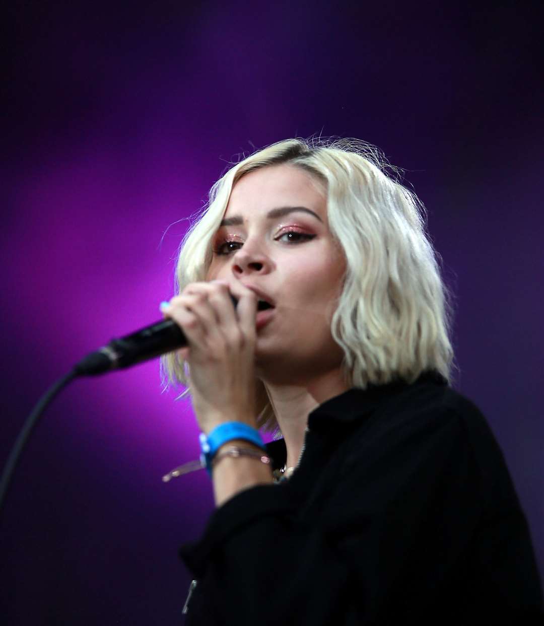 .Caption:.The second day of the concerts at Rochester Castle featured Samantha Harvey, Nina Nesbitt and the main attraction Craig David. Fans danced well into the night listening to the acts perform their hits.Nina Nesbitt performs at Rochester Castle..Picture: Phil Lee .... (13719975)