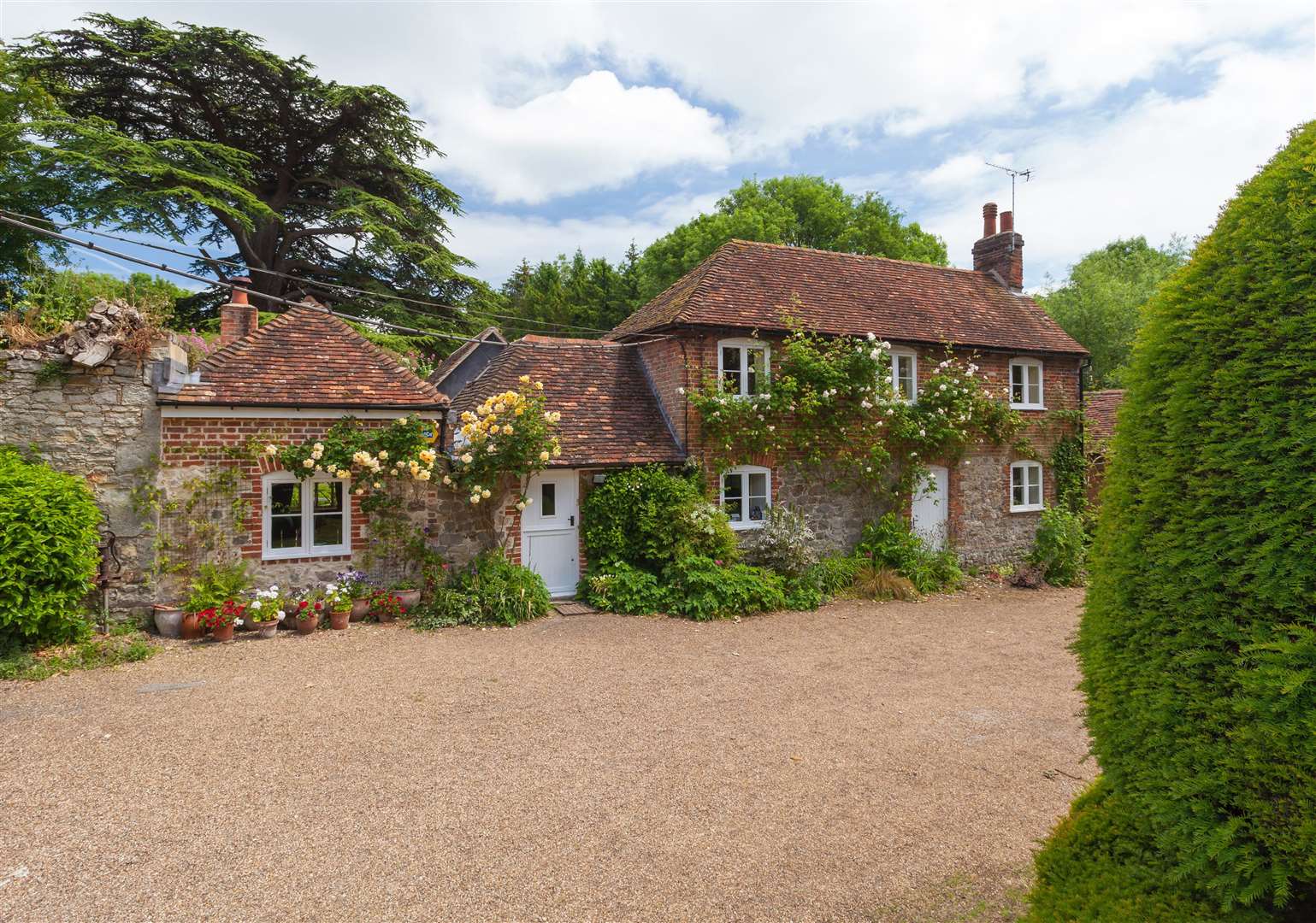 The cottage that comes with Boxley Abbey House