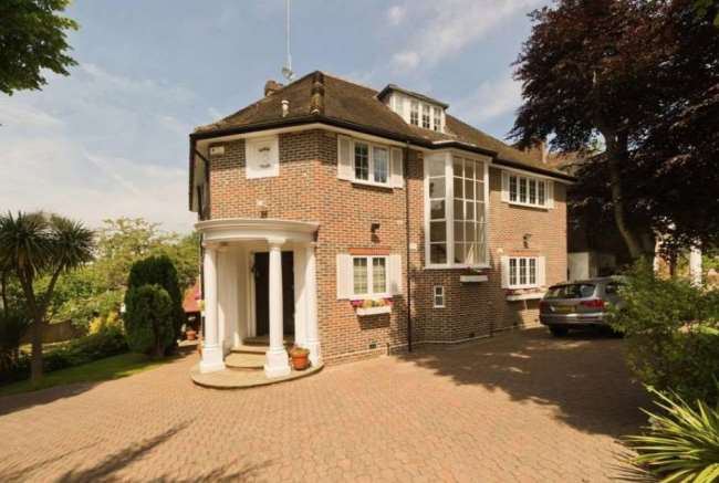 The six-bedroom house Jian Wen and another woman rented in north London (Crown Prosecution Service/PA)