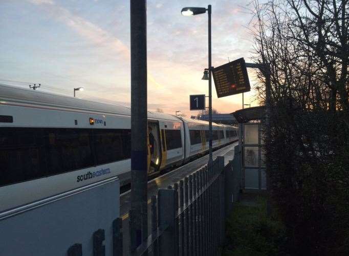 Train delayed at Marden this morning. Picture: @mtwfire.