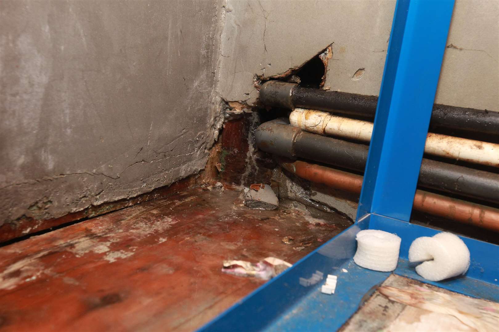 Stephen Care is extremely worried about the electrics coming into contact from leaky pipes from the water tank in his flat. Picture: John Westhrop. (11079370)