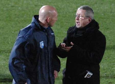 Gills boss Mark Stimson talks things over with chairman Paul Scally