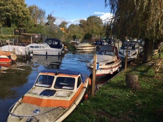 The fence running down the side of the pub garden is directly against the path at the side of the river with boats moored all the way along
