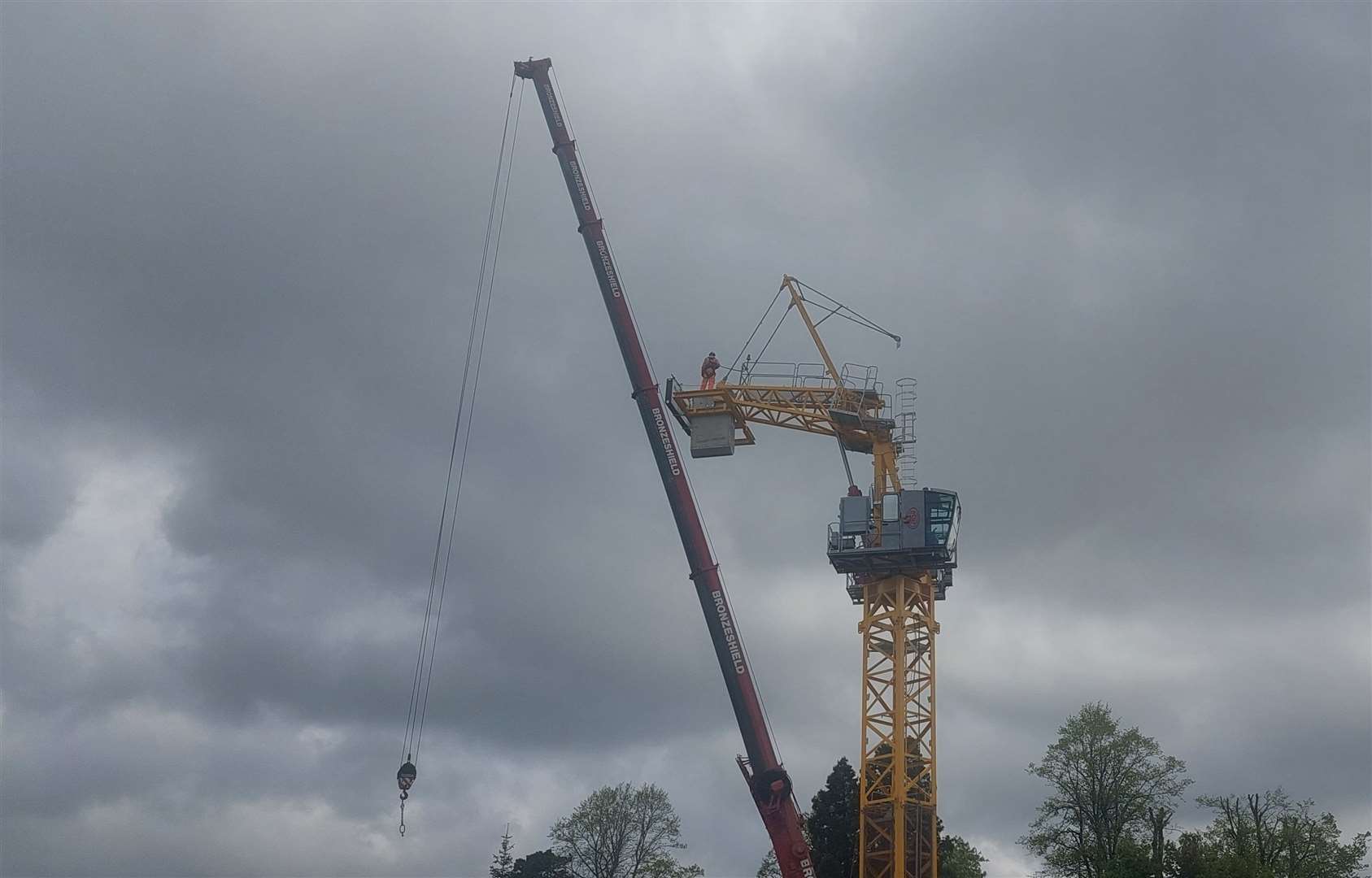 The jib of a crane that collapsed as it was being erected has been dismantled this morning