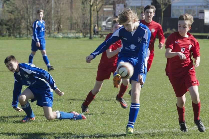 New Road's under-14s (blue) took on Istead United Colts under-14s in Division 2 Picture: Andy Payton