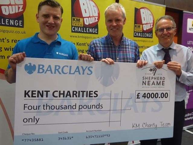 Anthony Wratten of Barclays, left, presenting a £4,000 cheque from the bank at last year's quiz (12210630)