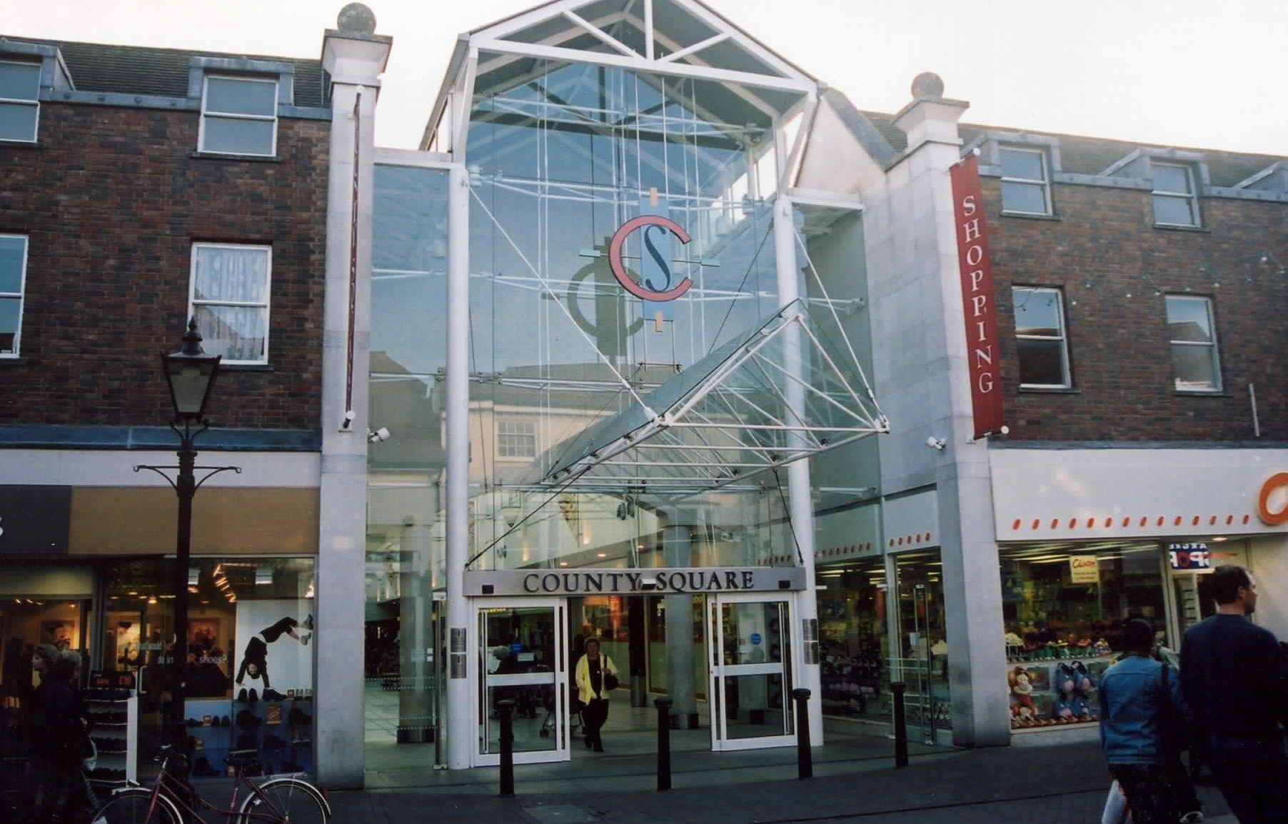 The main entrance to the centre in 2003; Clarks is on the left with Clintons on the right. Nationwide and Metro Bank now occupy the units