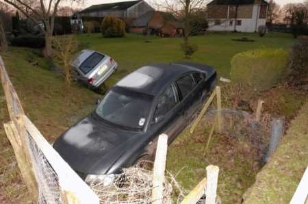 Cars end up in a ditch in Pluckley