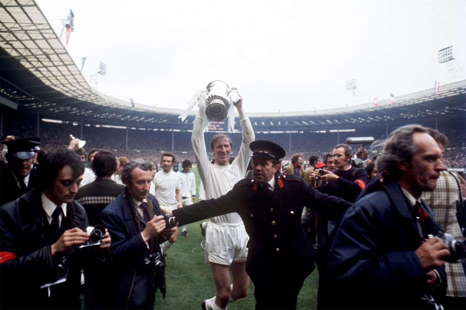 Jack Charlton celebrates with the FA Cup after Leeds’ victory in 1972 (PA Archive)