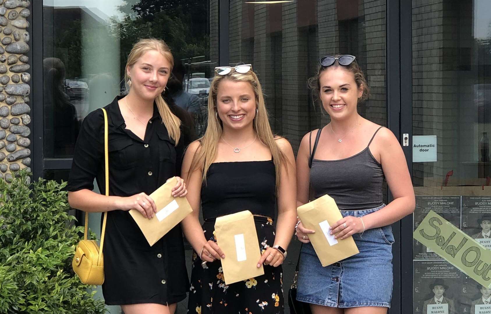 Pupils with their eagerly-awaited envelopes (15299164)