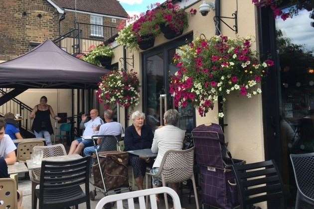 There’s a good sized outside area between the side of the pub and the station – it’s well maintained and the hanging baskets are impressive