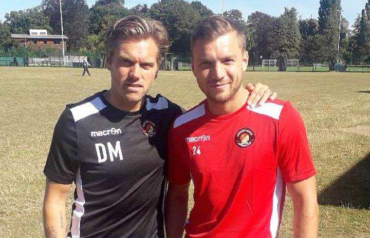 Daryl McMahon with his new signing Michael Cheek (3409718)