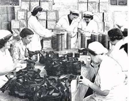 Women assembling gas masks in a Maidstone factory