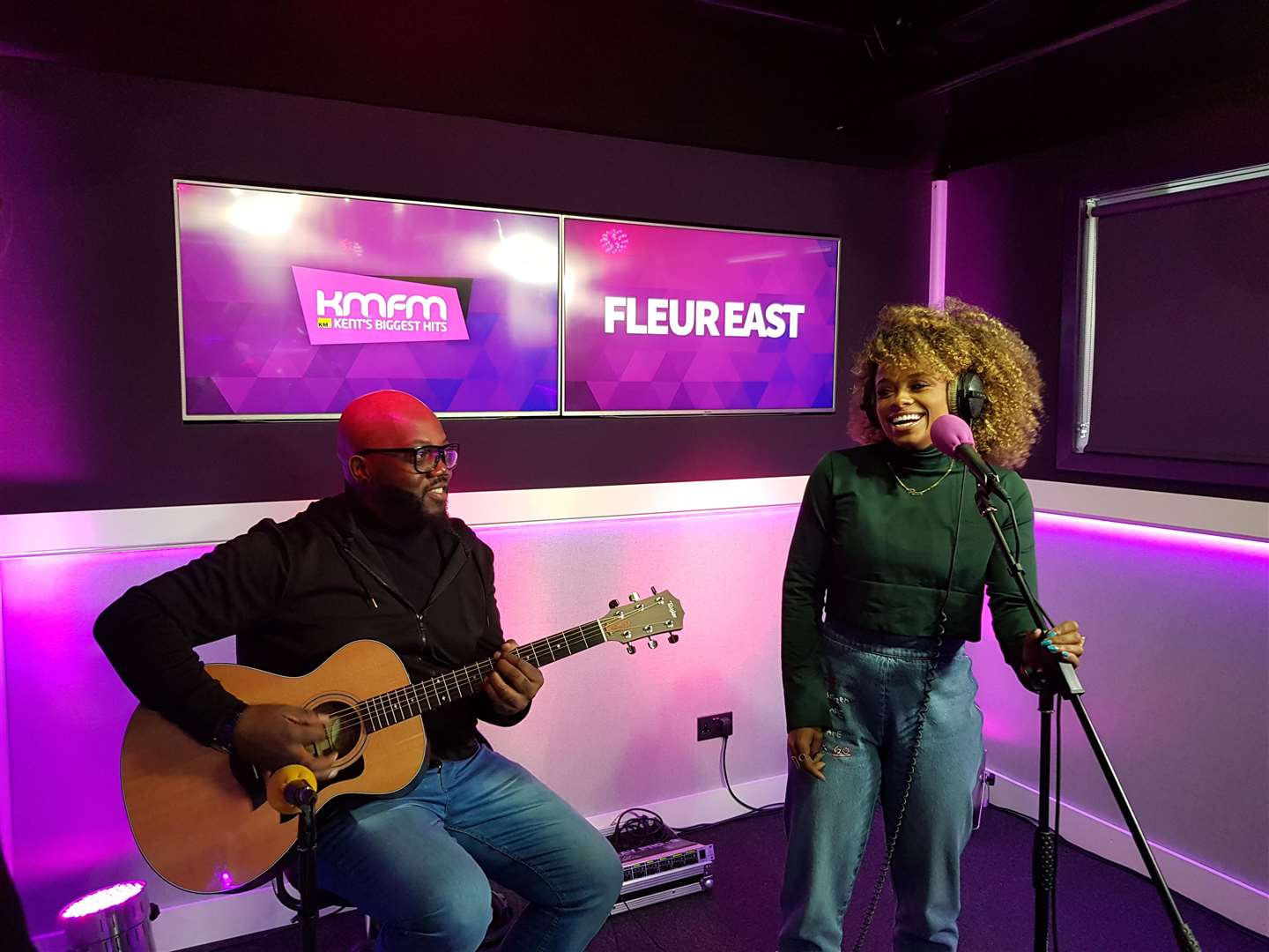 Fleur performed a live acoustic version of her new single (6614823)
