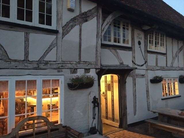 As soon as it starts to get dark the warm glow from both the open door and windows makes this historic pub look incredibly inviting.