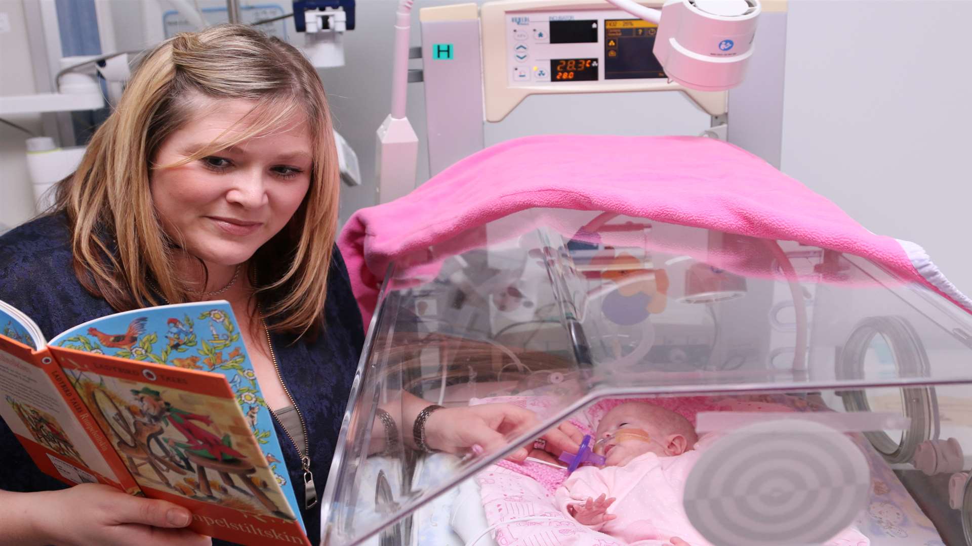 Emma Poad reading to baby Adalyn