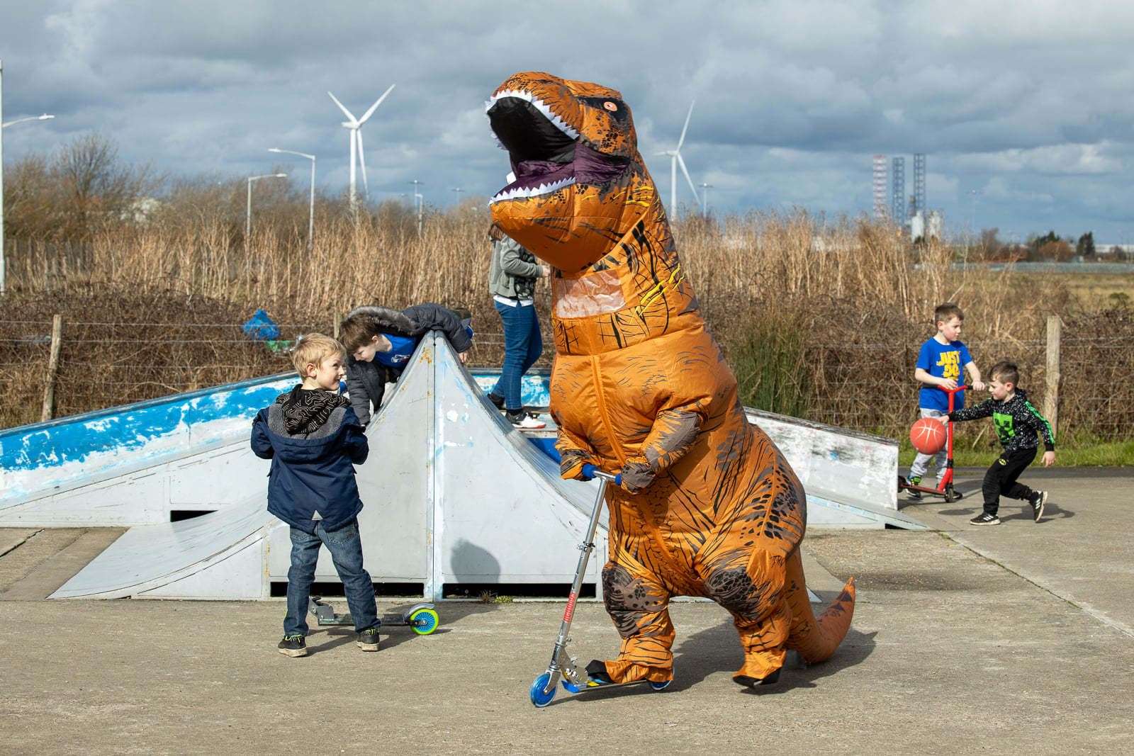 El dinosaurio se divierte en un parque infantil en Queenborough, Sheppey.  Foto: Henry Slack