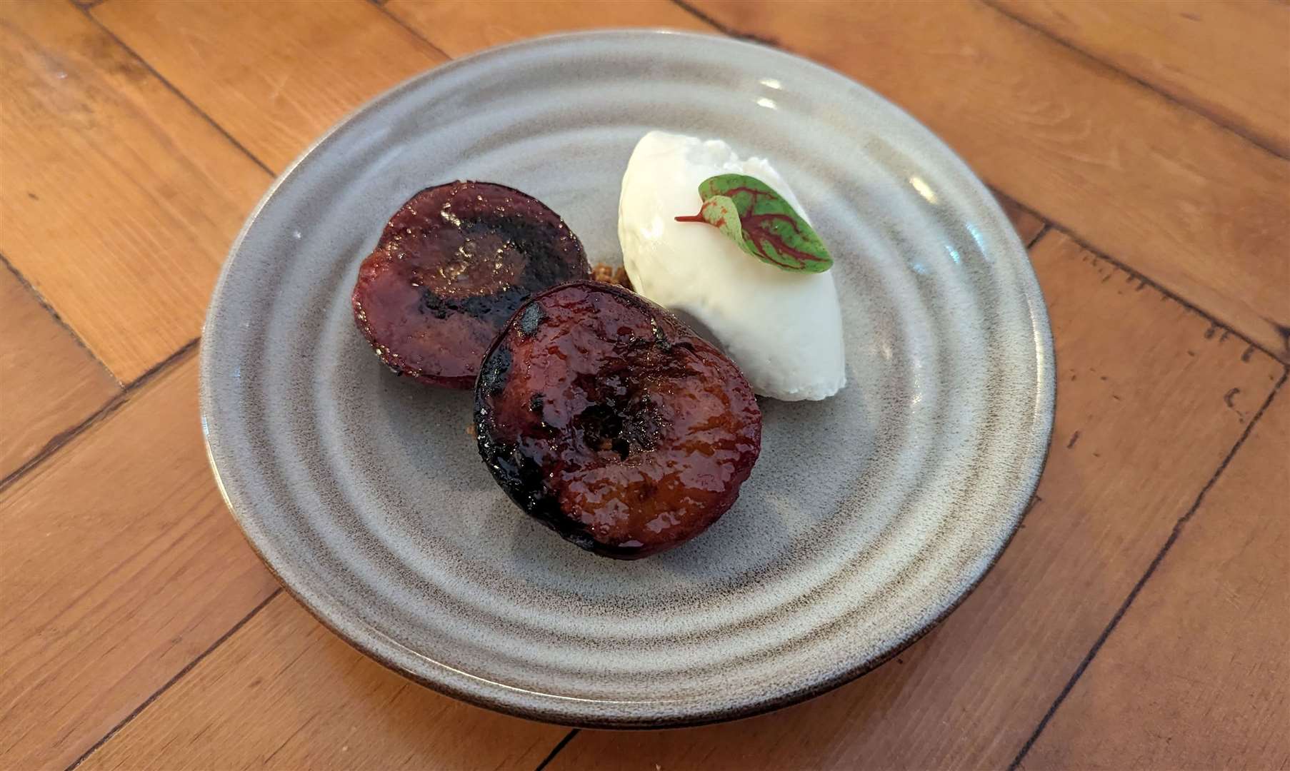 Grilled plums with vanilla ice cream