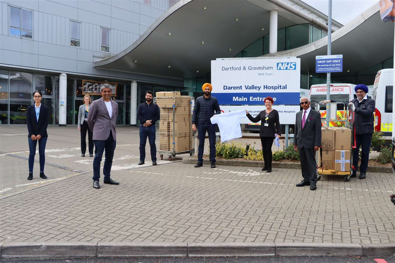 The Guru Nanak Darbar Gurdwara in Gravesend donated 350 pairs of scrubs to Darent Valley Hospital and have prepared hundreds of meals for hospital teams