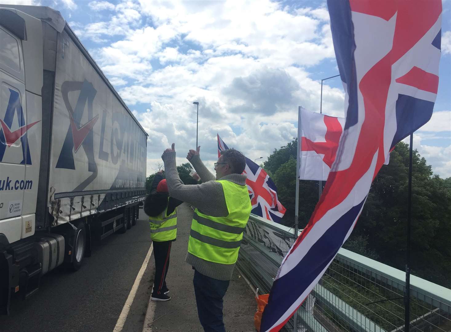 Brexit supports have draped a banner over a bridge on the A2, asking drivers to 'toot to leave'