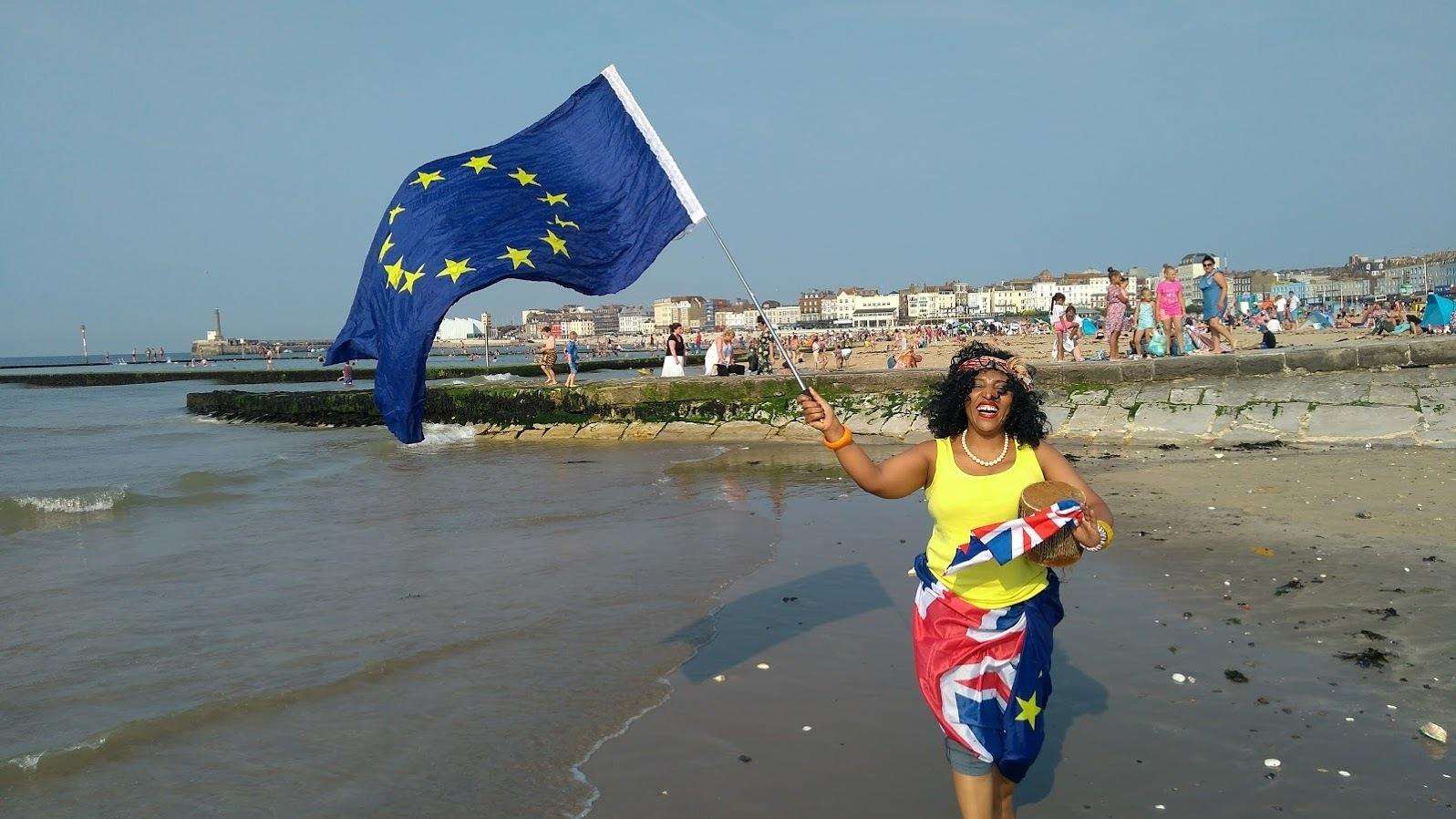 Flags were waved in support of the EU (2932138)