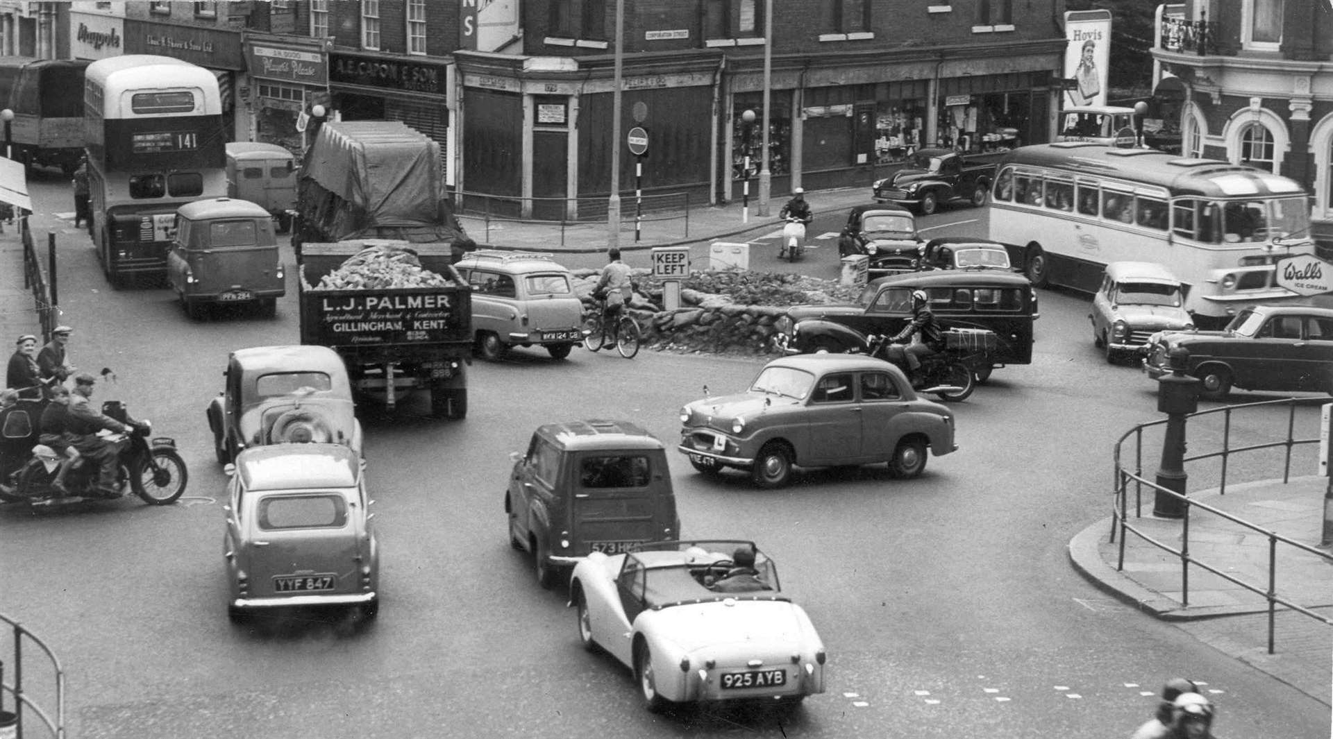 Every vehicle for itself at the foot of Star Hill, Rochester, in the 1950s!