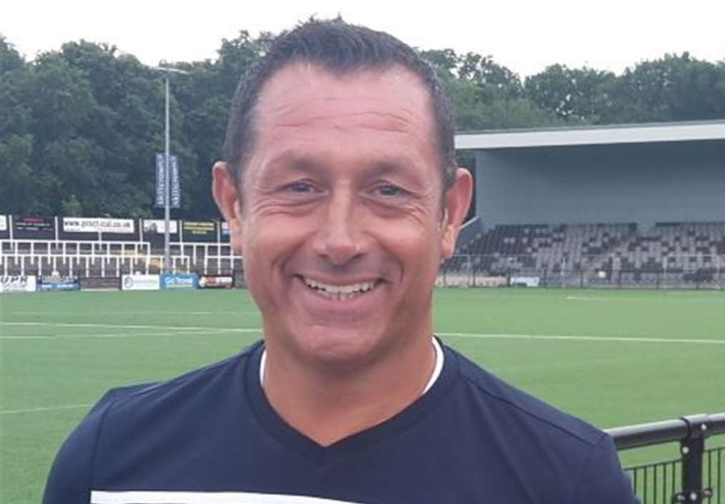 Former Bromley boss Neil Smith has taken charge at Cray Wanderers.