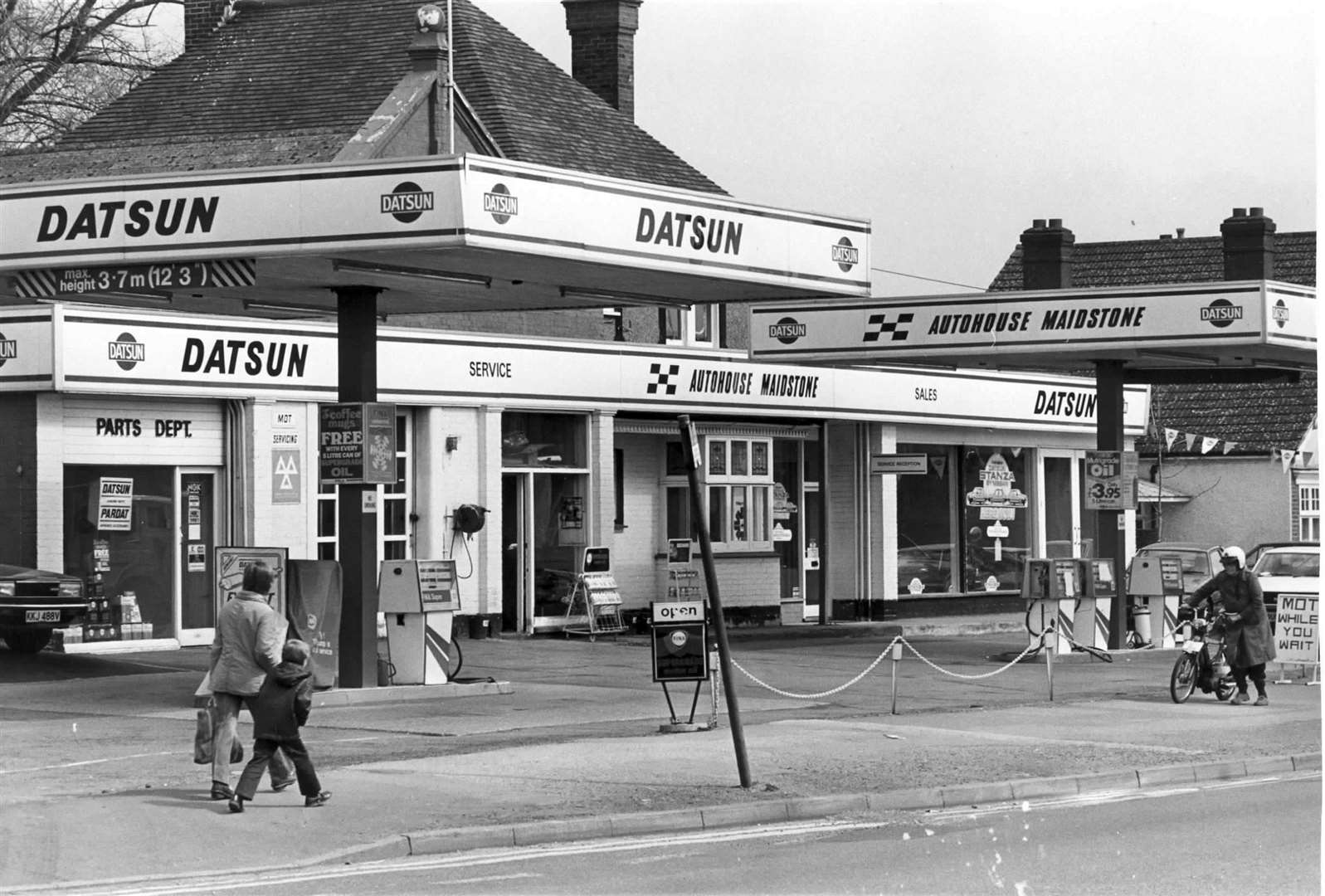 The Datsun Garage on the A20 at Larkfield in April 1982