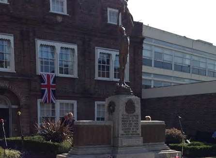 Dover Memorial was surrounded by around 200 Dovorians to pay respects to the fallen soldiers of the First World War.