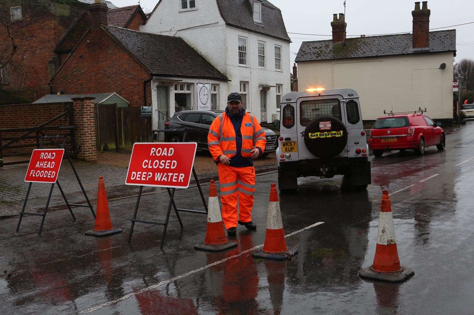 Road closed: Yalding village preparing for flood. Picture: uknip.co.uk (29369625)