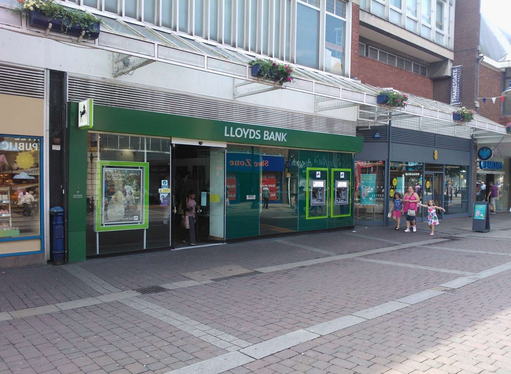 Police were called to Lloyds Bank in New Road, Gravesend when an unattended bag was spotted