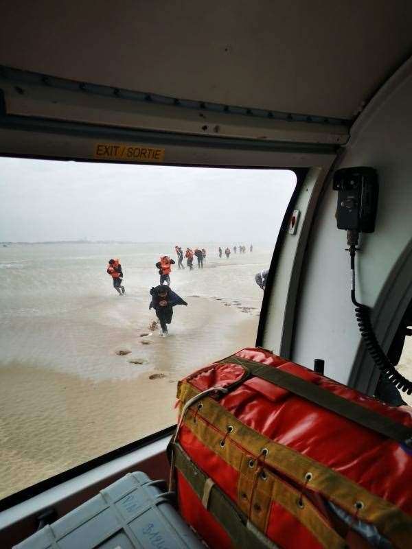 The helicopter rescue from the sandbank at Dunkirk. Picture: préfecture maritime de la Manche et de la mer du Nord