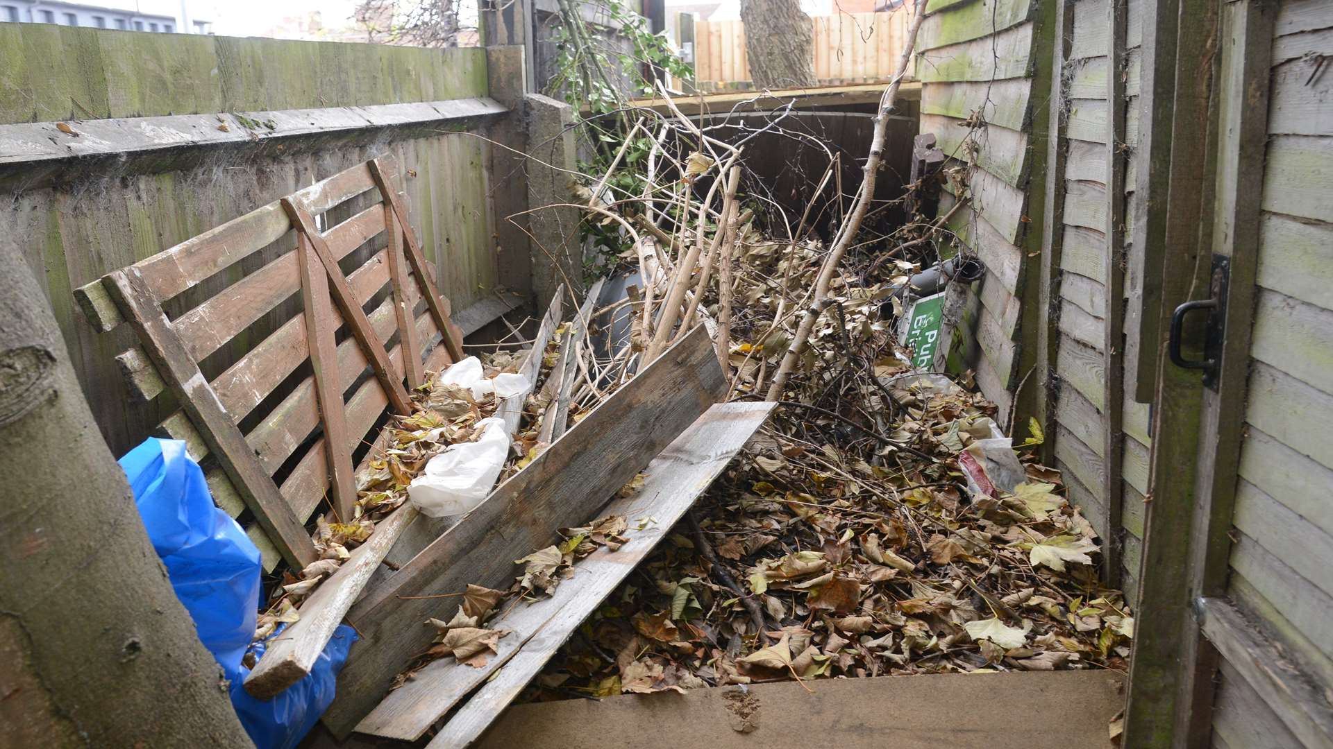 Nayelli Navarro has called the council hypocritical due to rubbish and damaged and neglected fence in the alley way separating houses from the Pound Lane car park