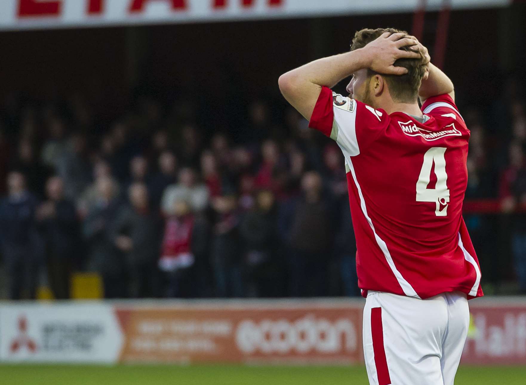 Head in hands for John Paul Kissock as Ebbsfleet miss another chance Picture: Andy Payton
