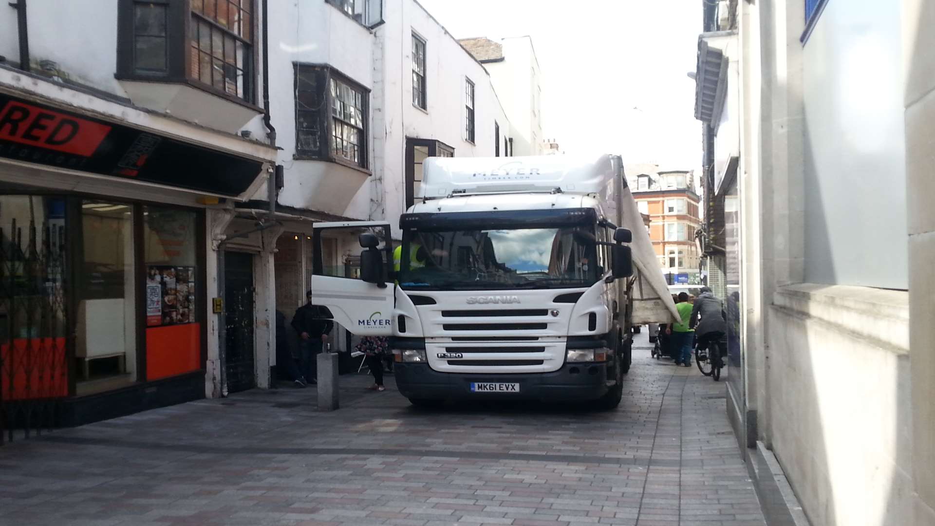 The lorry found Bank Street a tight squeeze