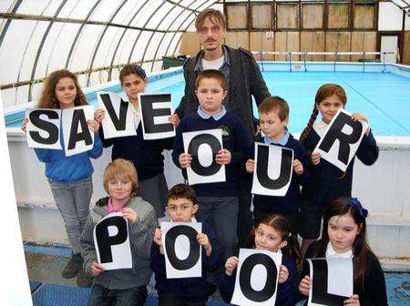 Mackenzie Crook with pupils at Sutton-at-Hone Primary School