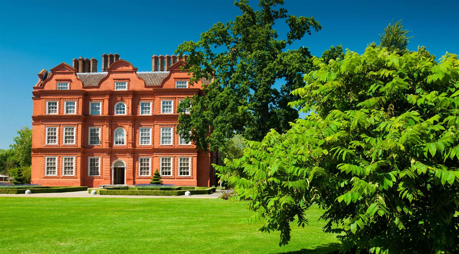 Step inside Kew Palace and explore a beautiful royal retreat comprising princesses’ bedrooms, an intimate dining room and the newly restored Georgian Royal Kitchens.