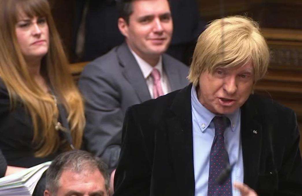 Kelly Tolhurst in the House of Commons with Huw Merriman discussing Michael Fabricant's wig (6750009)