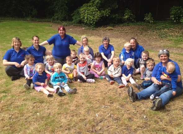 Manager of Linwood Under 5s Gill Castle with her staff and children
