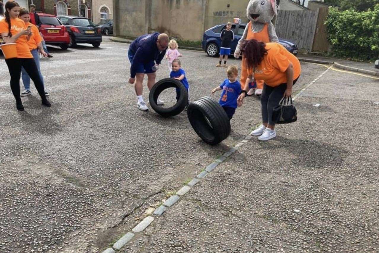 Gravesend toddlers Teddy Jarvis and Nathan Lee-Jarvis go head to head in a strongman competition raising money for ellenor