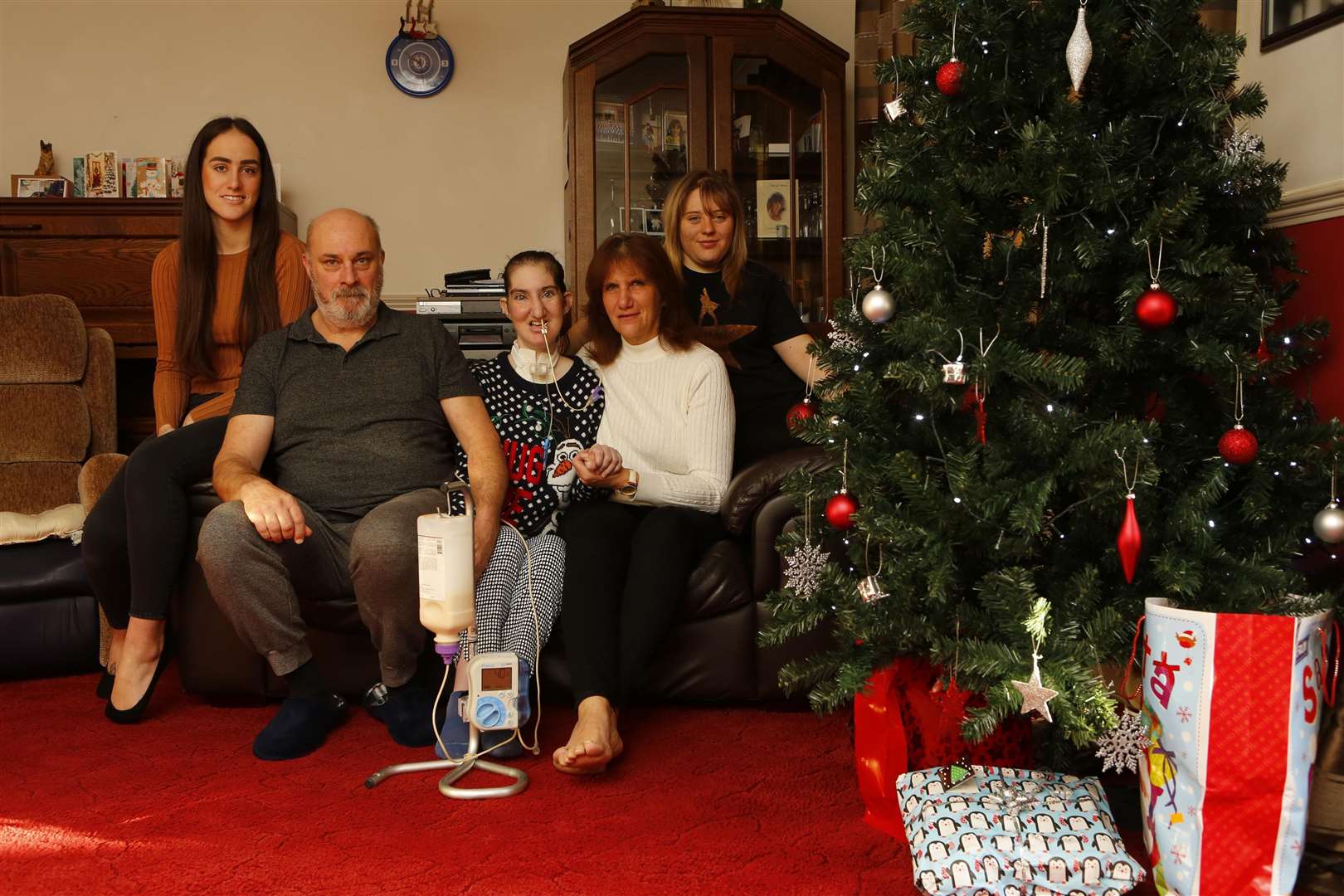 Chelsea Kirby - home for Christmas with family. Pictured are Kirsten, Rick, Chelsea & Karen Kirby with Chelsea's Cousin Rebecca Hellyer..Willowside, Snodland, ME6 5QN.Picture: Andy Jones. (6025747)