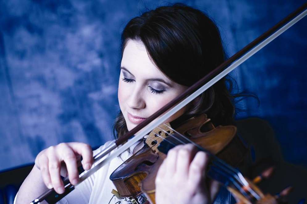 Internationally-acclaimed violinist Chloë Hanslip