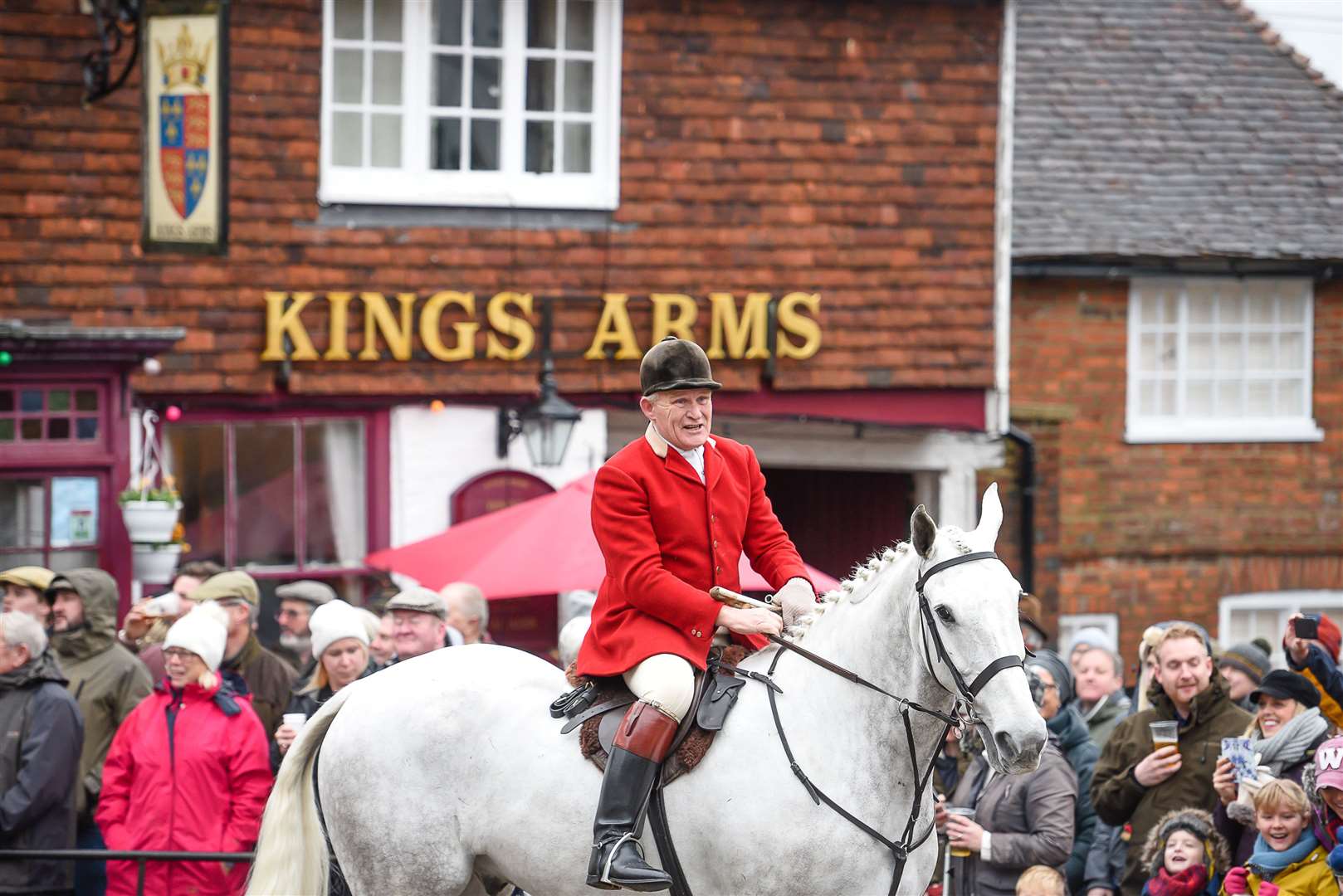 The hunt arriving in the square