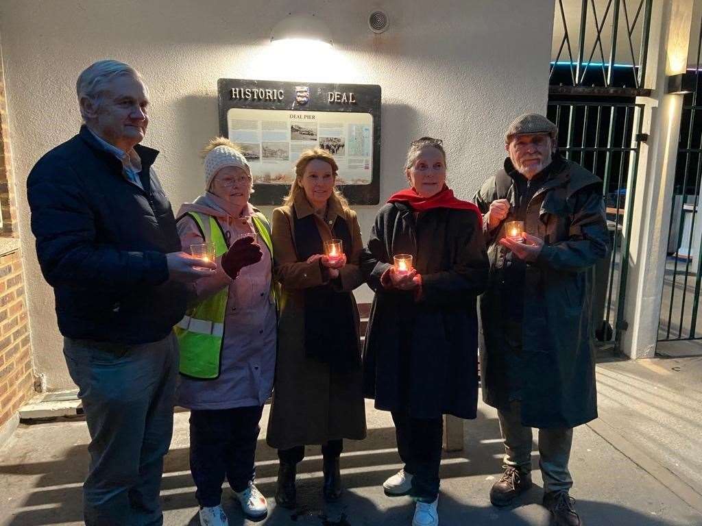 Lima anggota Tim Aksi Darah Rumah Sakit Deal pada nyala lilin di bulan Februari.  Gambar: Kantor Natalie Elphicke