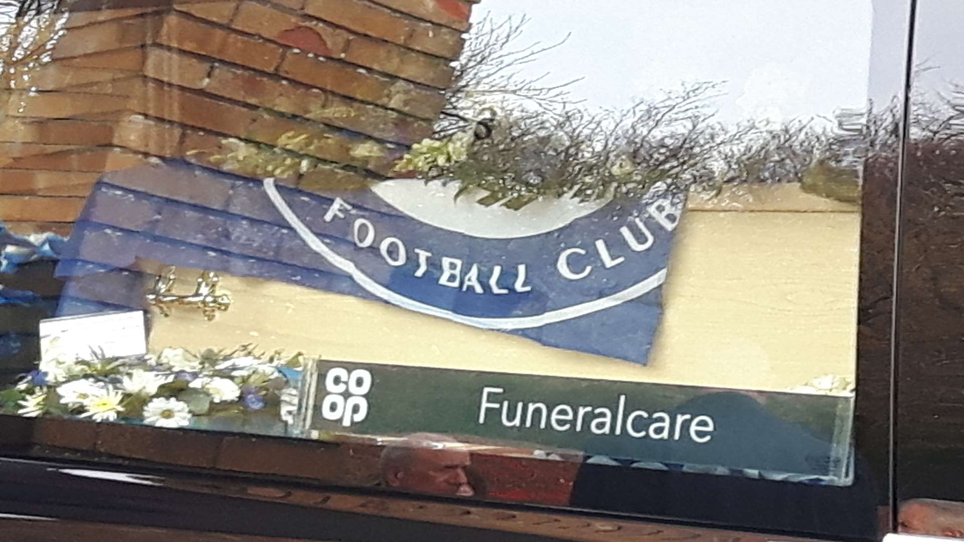 Del's coffin was draped in a Chelsea flag