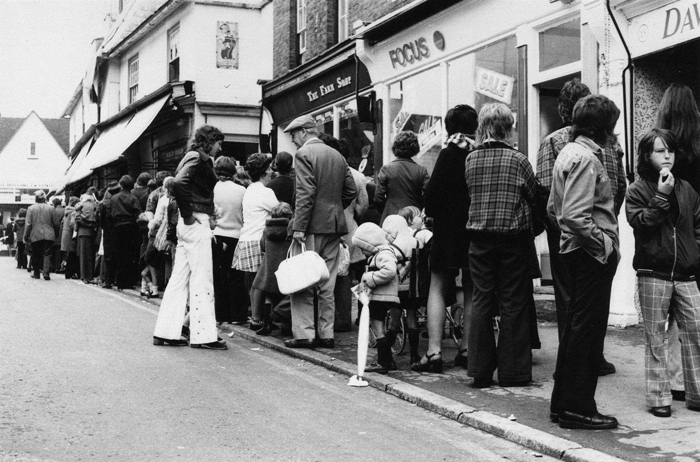 The queue stretching down Swan Street when Baldocks reopened after a fire in the 1970s. Image submitted by Johnny Eastwood