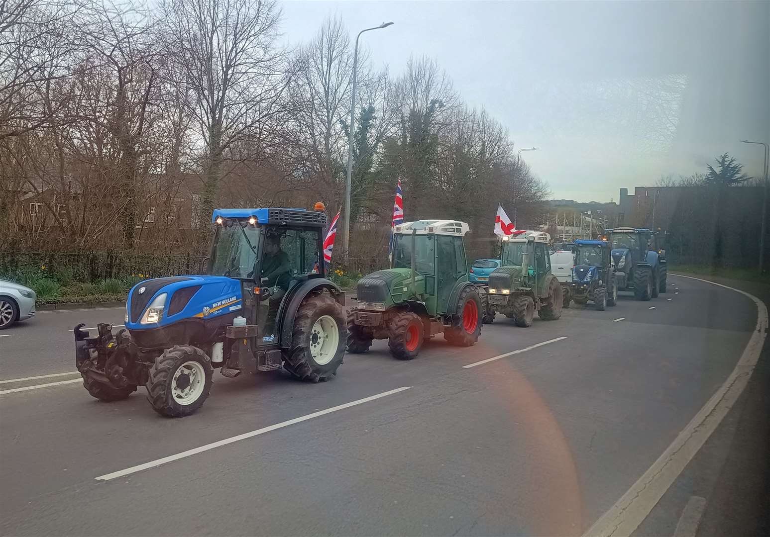 Mehr als 25 Traktoren säumten aus Protest die Straßen von Canterbury