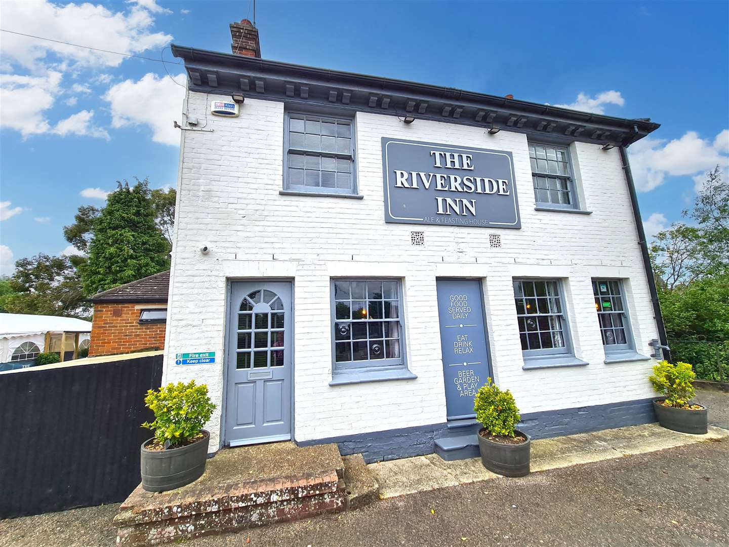 The Riverside Inn, Ashford, se está poniendo en el mercado ya que los propietarios planean mudarse a España