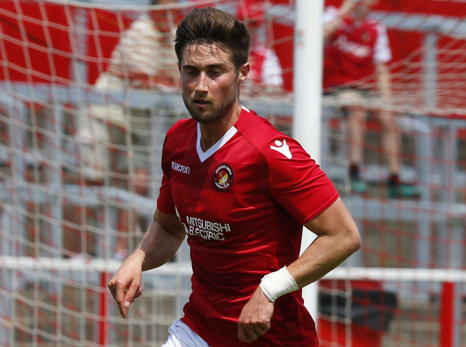 Ebbsfleet United (Red) v Billericay Town (Blue) pre-season friendly. Pictured is Ebbsfleet Midfielder Sean Shields (17) .Stonebridge Road, Northfleet, DA11 9GN.Picture: Andy Jones. (5625251)