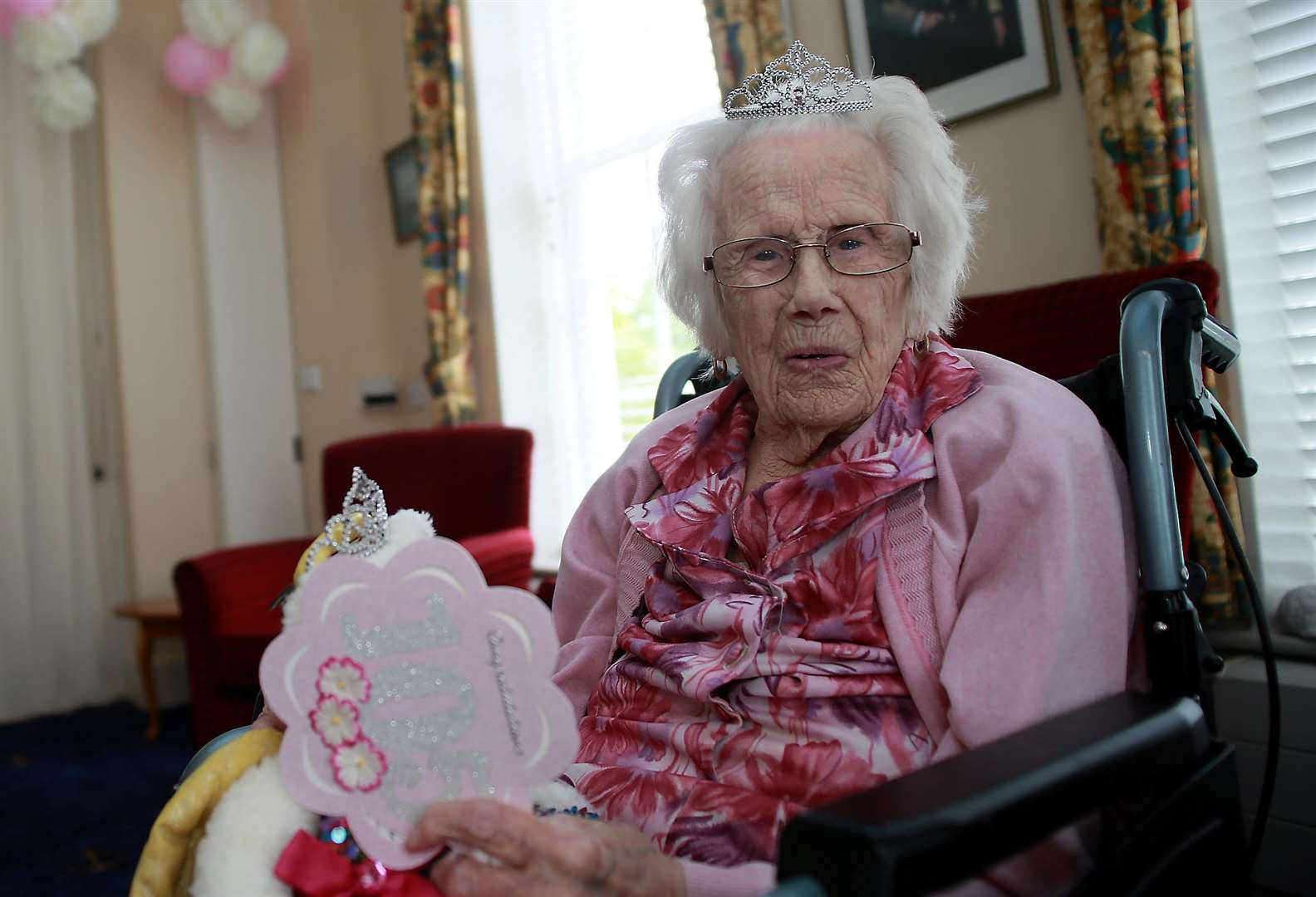 .Caption:.Annie Cannon from Gillingham celebrated her 105th birthday on Sunday with her family paying a visit..Picture: Phil Lee .... (3669836)